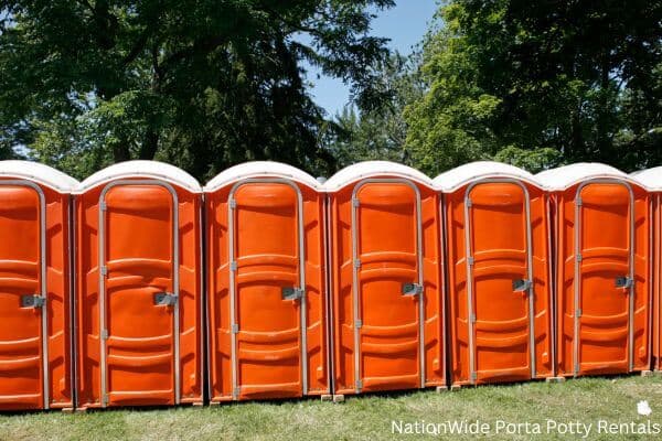 a lineup of clean and well-maintained portable loos for workers in Mableton, GA